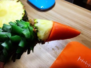 宴席菜-凹造型的鹦鹉菠萝碗,胡萝卜上端切一下，作为鹦鹉的头