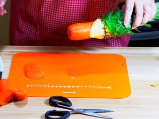宴席菜-凹造型的鹦鹉菠萝碗,胡萝卜的切口要跟菠萝切口能够并在一起