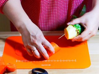 宴席菜-凹造型的鹦鹉菠萝碗,用牙签跟胡萝卜固定
