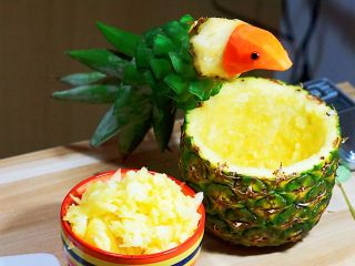 宴席菜-凹造型的鹦鹉菠萝碗,用牙签把鹦鹉固定在碗的边缘