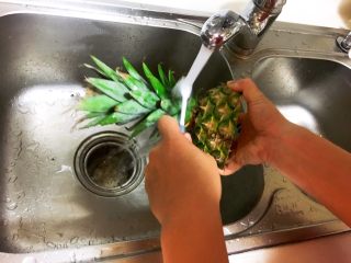 宴席菜-凹造型的鹦鹉菠萝碗,叶子用牙刷刷一刷