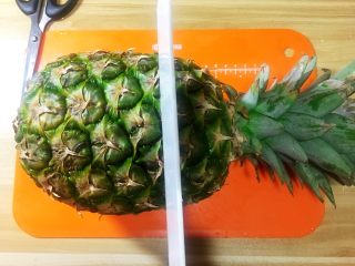 宴席菜-凹造型的鹦鹉菠萝碗,选一个叶子多一点的菠萝，三分之二处切开，注意别扎手