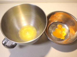 戚风的N➕1种做法 香蕉红糖戚风,鸡蛋4个分离蛋清和蛋黄，蛋清放于无油无水的盆中，先放入冰箱冷藏备用，蛋黄盛在另一个碗里备用，同时打开烤箱180度预热；