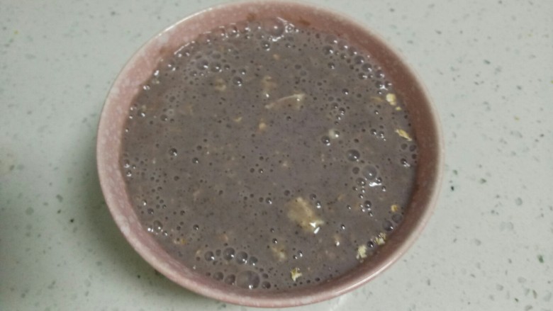 黑豆黑米小麦糙米荞麦花生燕麦奶粉糊,待豆浆机发出“滴滴滴”的声音时，倒入碗里。