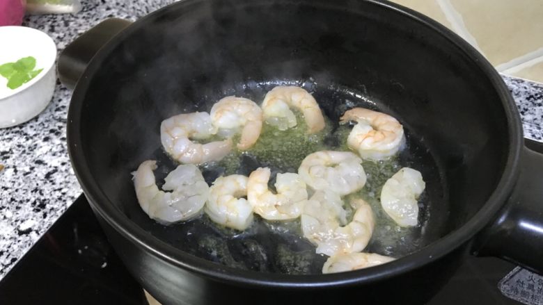 海鲜蔬菜年糕拉面锅,炒虾仁