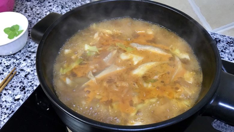 海鲜蔬菜年糕拉面锅,煮熟