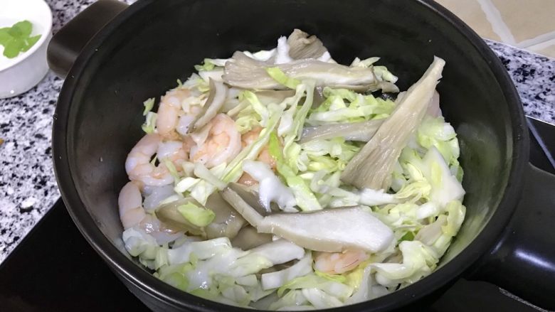 海鲜蔬菜年糕拉面锅,炒软