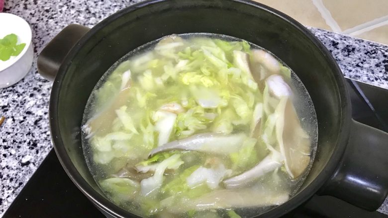 海鲜蔬菜年糕拉面锅,加水