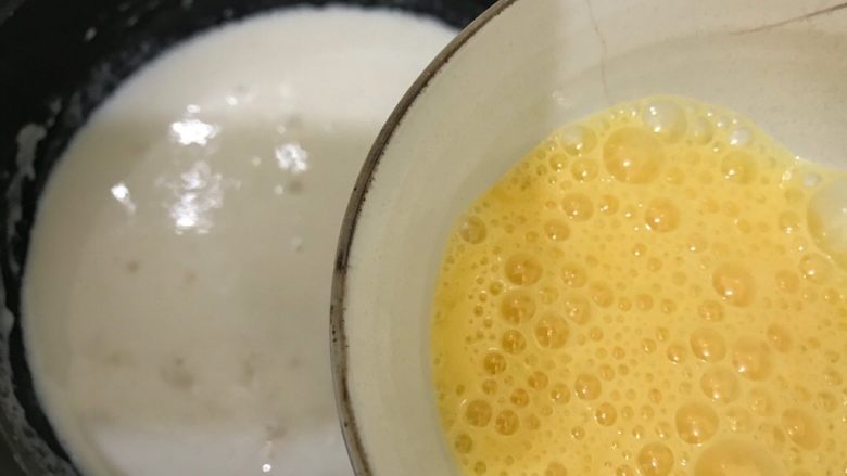 营养全面超完美早餐：牛奶鸡蛋煮麦片+蜂蜜+芒果,待锅内混合物边缘开始冒小气泡时，下鸡蛋液