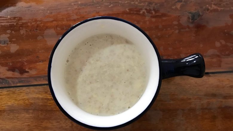 营养全面超完美早餐：牛奶鸡蛋煮麦片+蜂蜜+芒果,装到你喜欢的器皿内