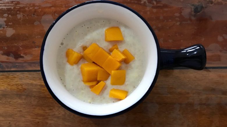 营养全面超完美早餐：牛奶鸡蛋煮麦片+蜂蜜+芒果,装好了