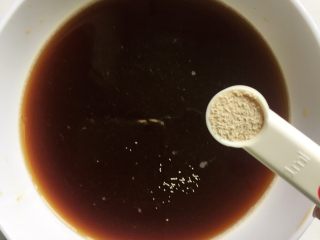 红糖红枣开花馒头,微温的时候把酵母倒入，搅拌开后稍微放置几分钟