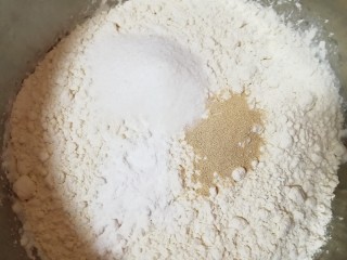 牛肉小笼包,面粉中加入糖、泡打粉和发酵粉混合均匀。