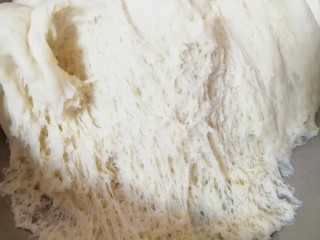牛肉小笼包,扒开内部呈细密的蜂窝状，发酵的很好。