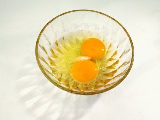 蛋抱饺,鸡蛋加盐打散备用