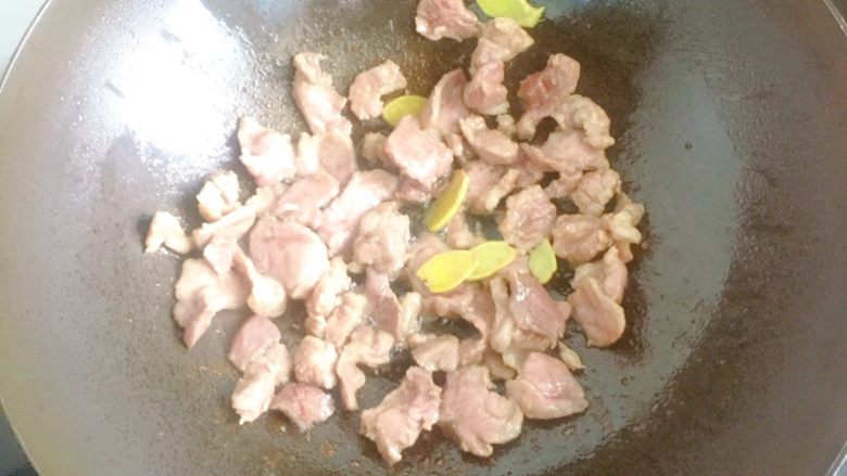 黑木耳炒肉片,放入腌好的肉片爆炒至肉片变色后盛出