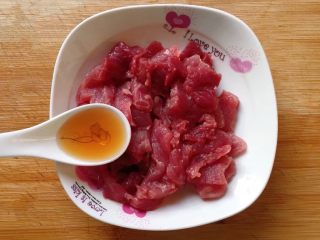 黑木耳炒肉片,将新鲜猪肉洗净，沥干水分，切成片放入盘中，然后加入一汤匙料酒