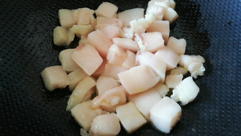 百里香杏鲍菇杂蔬肉丁,将肥肉倒入锅中，加入一勺茶油，小火熬制，不时翻动