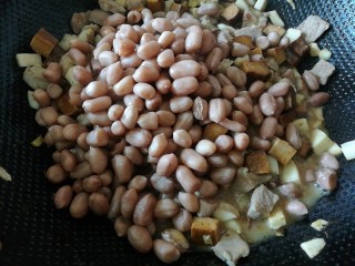 百里香杏鲍菇杂蔬肉丁,倒入豆干翻炒，倒入提前用高压锅炖熟的花生翻炒
