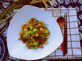 百里香杏鲍菇杂蔬肉丁,起锅啦，食材多样营养丰富，色泽诱人