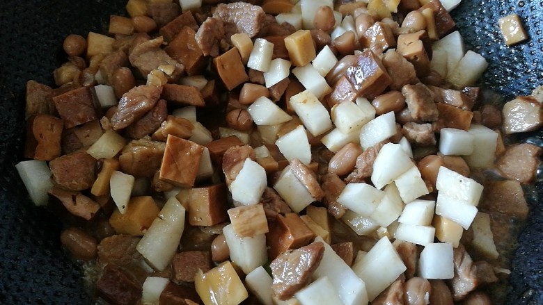 百里香杏鲍菇杂蔬肉丁,在锅中剩下的1/3中加入萝卜丁翻炒，改中火煮五分钟