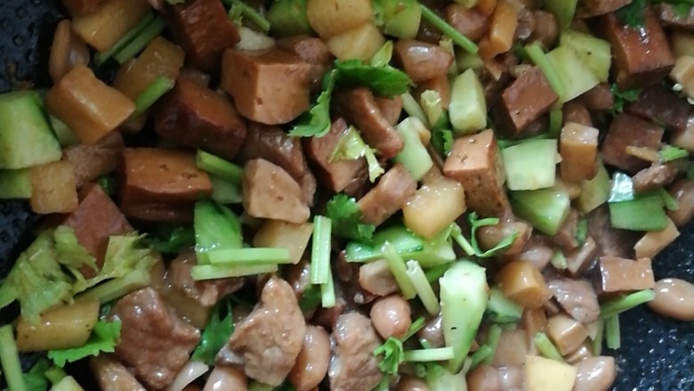 百里香杏鲍菇杂蔬肉丁,加入黄瓜丁、芹菜翻炒