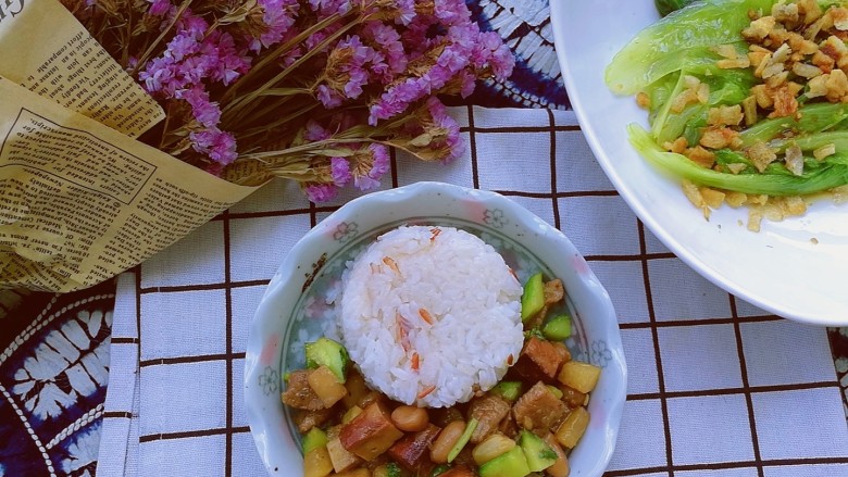 百里香杏鲍菇杂蔬肉丁,搭配杂粮米饭和猪油渣拌蔬菜，就是美味营养的午餐