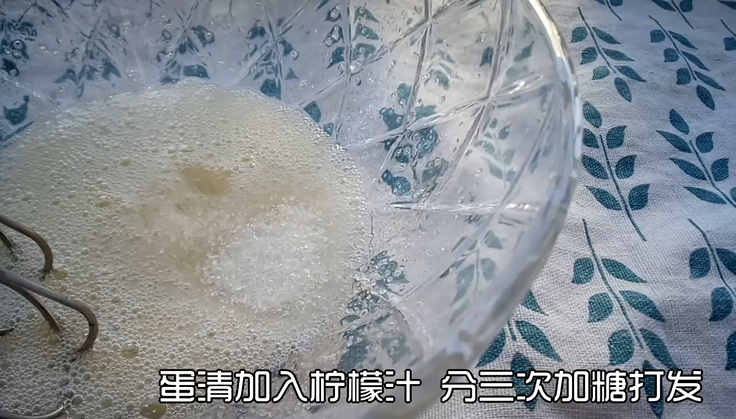 肉松拔丝蛋糕,打发至出现粗泡 如图所示 加入第二次白砂糖 继续打发