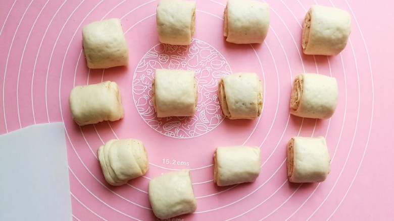 椒盐烧饼,把卷好的长条切成12小条。(如果做正常的烧饼，就切成6份)。
