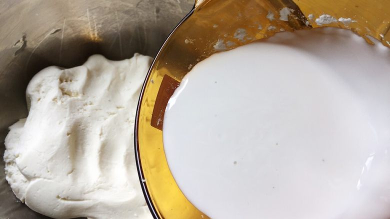 草头饼 —— 怎一个香字能形容,倒入糯米粉团中