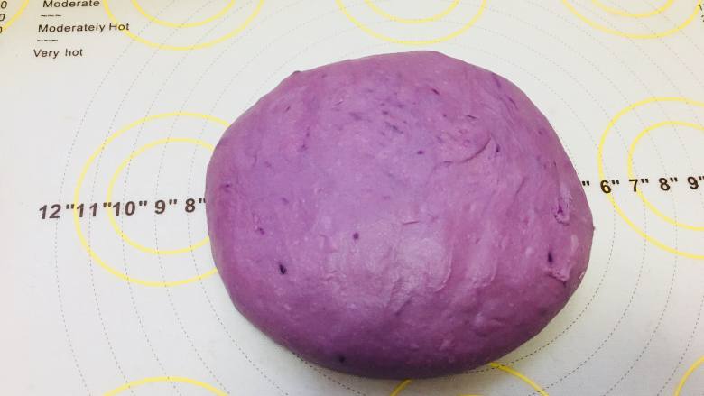 紫薯魔法棒,醒发好的面团，轻拍排气，按扁。平均分割成3份。