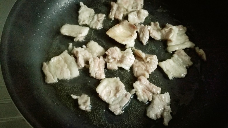 白菜炒香干,炒至五花肉吐油变色。