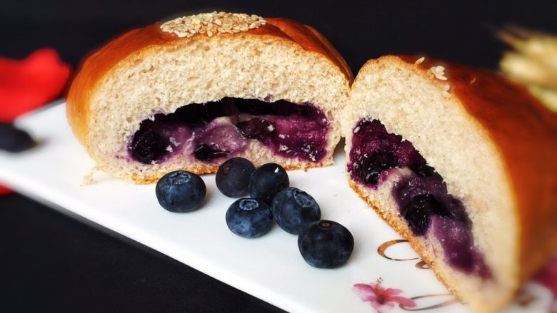蓝莓爆浆餐包,品尝一下蓝莓面包，口感不错。