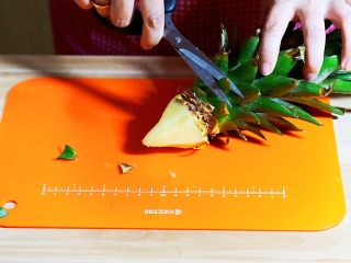 宴席菜-凹造型的鹦鹉菠萝碗,用剪刀剪掉靠近根部的叶子，大概4层左右