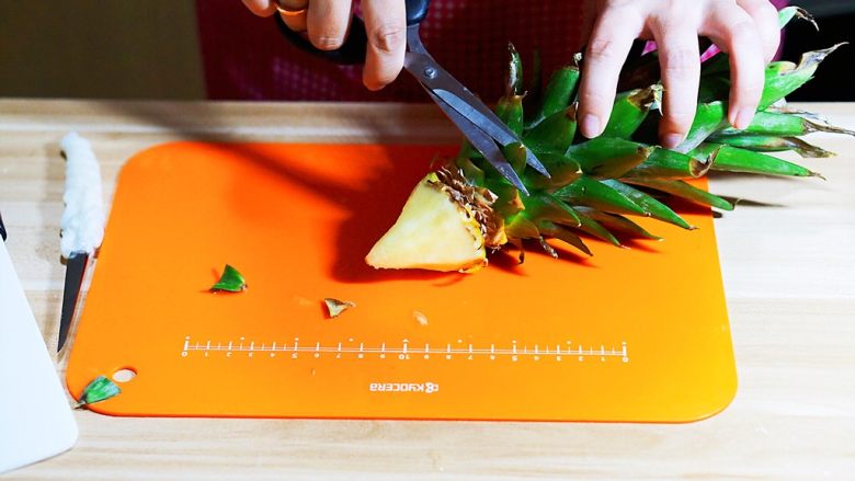 宴席菜-凹造型的鹦鹉菠萝碗,用剪刀剪掉靠近根部的叶子，大概4层左右