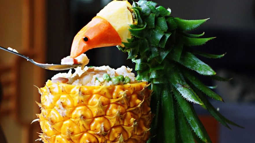 宴席菜-凹造型的鹦鹉菠萝碗