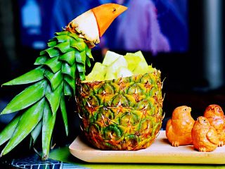 宴席菜-凹造型的鹦鹉菠萝碗,这样的容器就做好啦，可以装水果