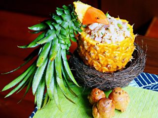 宴席菜-凹造型的鹦鹉菠萝碗,也可以装炒饭，这个是第二天又买了一个更好看的菠萝哈哈