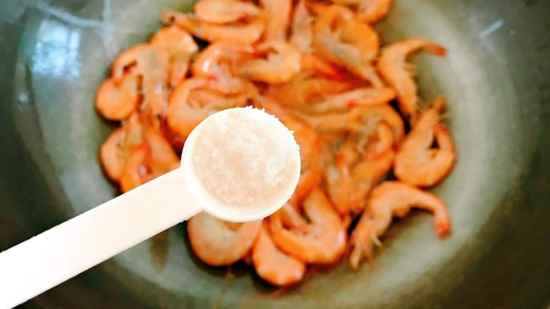 椒盐虾,炒几下变色后放一小勺盐。盖上锅盖焖一下。