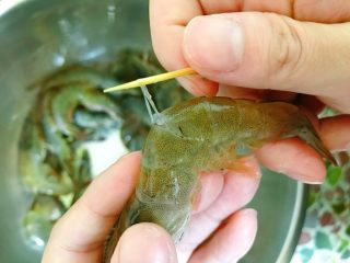 椒盐虾,鲜虾用牙签从第二节处挑出虾肠。