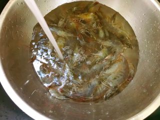 椒盐虾,用清水洗净后沥干水分备着。