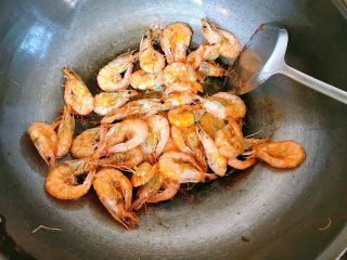 椒盐虾,小火炸至虾不再出水，皮酥脆。
