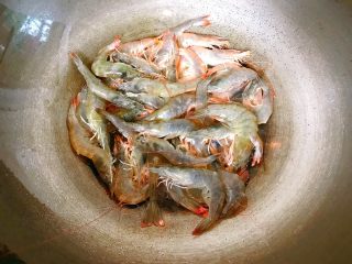 椒盐虾,锅中热油，油要放比吵菜时多一倍。放入虾。
