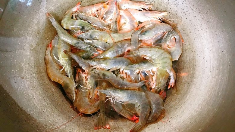 椒盐虾,锅中热油，油要放比吵菜时多一倍。放入虾。