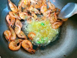 椒盐虾,然后把虾弄在旁边，放入蒜蓉，姜片和葱头，炒香。