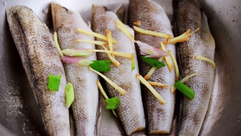 鲜美无比的清蒸南极冰鱼,加入适量的葱姜丝进行腌制半个小时左右