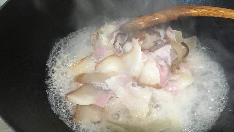 渣海椒腊肉,打开锅盖大火爆炒腊肉、烧干水分。