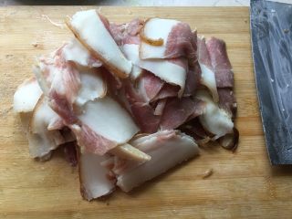 渣海椒腊肉,选择半肥半瘦的猪腿腊肉切成1寸宽、2寸长的肉片，越薄越好。