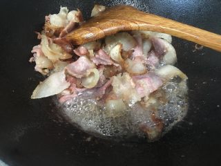 渣海椒腊肉,炒干水分后爆出腊肉的油，适度爆油，不要过度爆油炒干了腊肉。