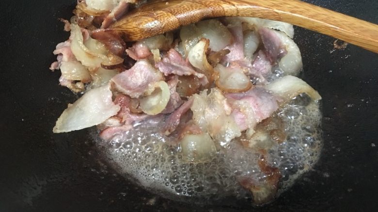 渣海椒腊肉,炒干水分后爆出腊肉的油，适度爆油，不要过度爆油炒干了腊肉。